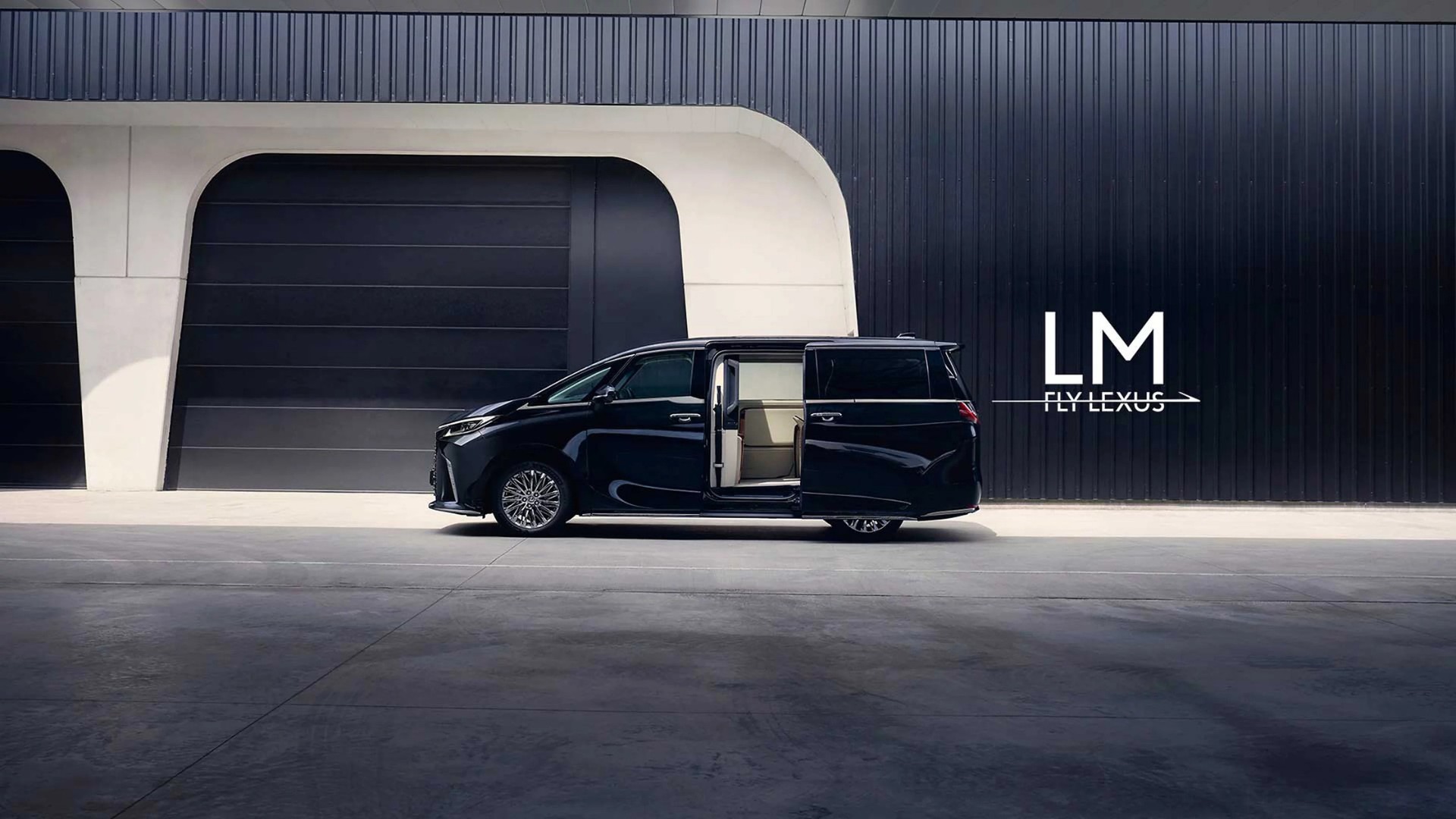 Nuova Lexus LM a Torino