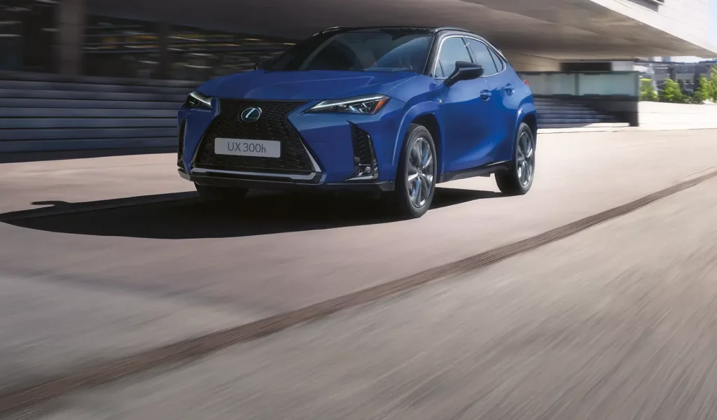 lexus ux blu che corre su strada