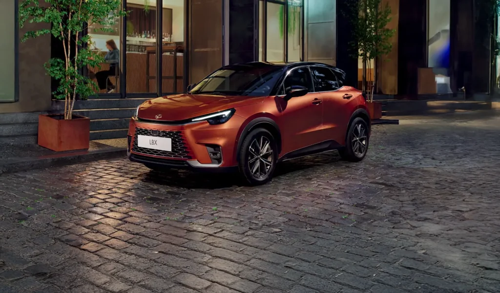 Lexus LBX parcheggiata in una strada cittadina di sera